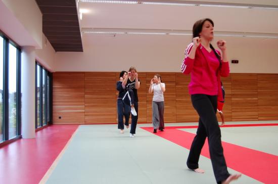 Entrainement de la section Kick-Boxing à Drusenheim avec Miss Espace Rhénan dans les rangs.