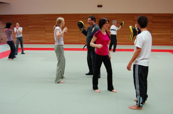 Entrainement de la section Kick-Boxing à Drusenheim avec Miss Espace Rhénan dans les rangs.