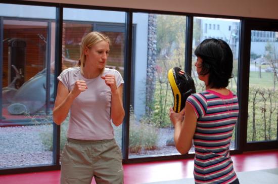 Entrainement de la section Kick-Boxing à Drusenheim avec Miss Espace Rhénan dans les rangs.