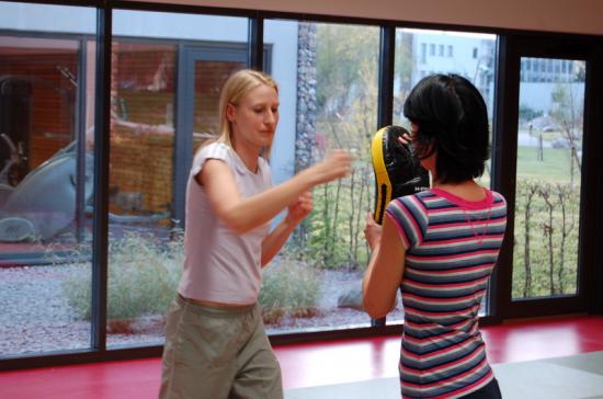 Entrainement de la section Kick-Boxing à Drusenheim avec Miss Espace Rhénan dans les rangs.