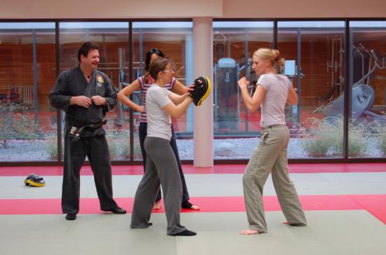 Entrainement de la section Kick-Boxing à Drusenheim avec Miss Espace Rhénan dans les rangs.