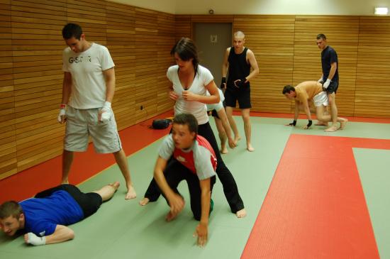 Entrainement de la section Kick-Boxing à Drusenheim avec Miss Espace Rhénan dans les rangs.