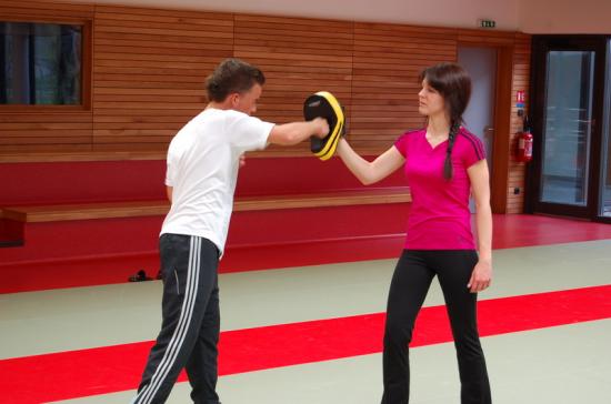 Entrainement de la section Kick-Boxing à Drusenheim avec Miss Espace Rhénan dans les rangs.