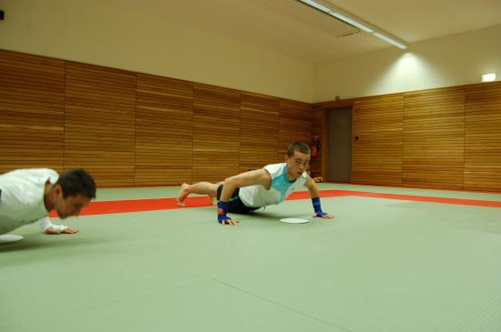 Entrainement de la section Kick-Boxing à Drusenheim avec Miss Espace Rhénan dans les rangs.