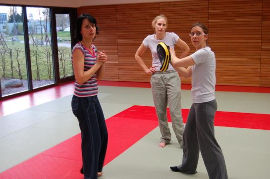 Entrainement de la section Kick-Boxing à Drusenheim avec Miss Espace Rhénan dans les rangs.