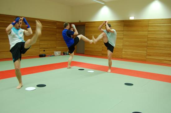 Entrainement de la section Kick-Boxing à Drusenheim avec Miss Espace Rhénan dans les rangs.