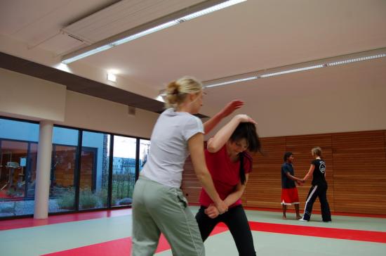 Entrainement de la section Kick-Boxing à Drusenheim avec Miss Espace Rhénan dans les rangs.