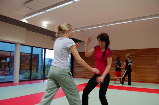 Entrainement de la section Kick-Boxing à Drusenheim avec Miss Espace Rhénan dans les rangs.