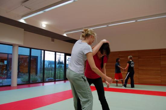 Entrainement de la section Kick-Boxing à Drusenheim avec Miss Espace Rhénan dans les rangs.