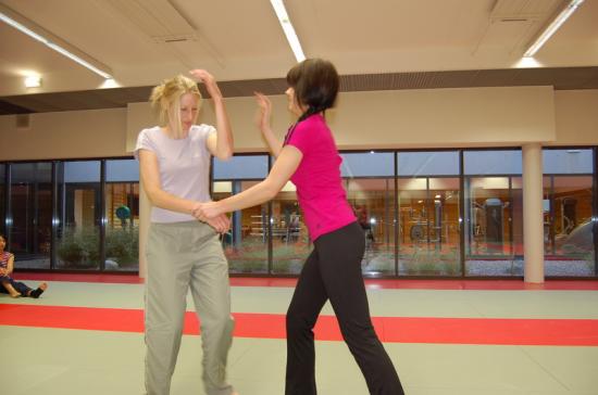 Entrainement de la section Kick-Boxing à Drusenheim avec Miss Espace Rhénan dans les rangs.