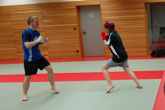 Entrainement de la section Kick-Boxing à Drusenheim avec Miss Espace Rhénan dans les rangs.