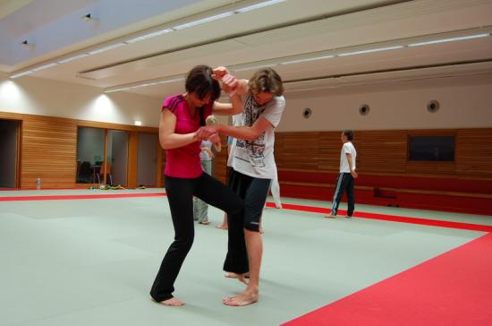 Entrainement de la section Kick-Boxing à Drusenheim avec Miss Espace Rhénan dans les rangs.