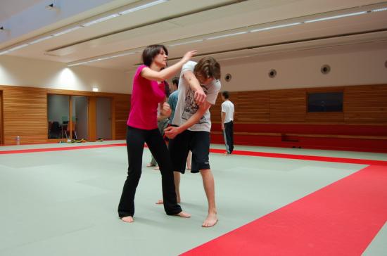 Entrainement de la section Kick-Boxing à Drusenheim avec Miss Espace Rhénan dans les rangs.