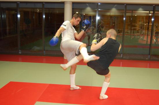 Entrainement de la section Kick-Boxing à Drusenheim avec Miss Espace Rhénan dans les rangs.