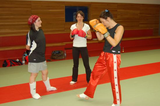 Entrainement de la section Kick-Boxing à Drusenheim avec Miss Espace Rhénan dans les rangs.