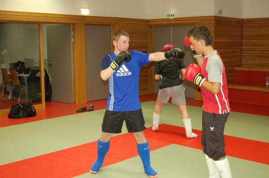 Entrainement de la section Kick-Boxing à Drusenheim avec Miss Espace Rhénan dans les rangs.