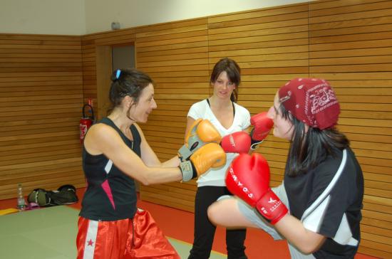 Entrainement de la section Kick-Boxing à Drusenheim avec Miss Espace Rhénan dans les rangs.