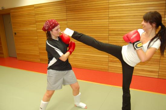 Entrainement de la section Kick-Boxing à Drusenheim avec Miss Espace Rhénan dans les rangs.