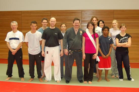 Entrainement de la section Kick-Boxing à Drusenheim avec Miss Espace Rhénan dans les rangs.