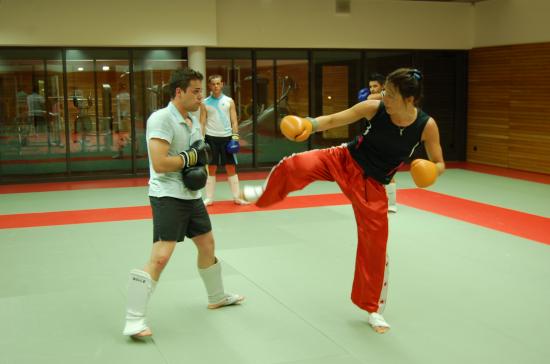 Entrainement de la section Kick-Boxing à Drusenheim avec Miss Espace Rhénan dans les rangs.