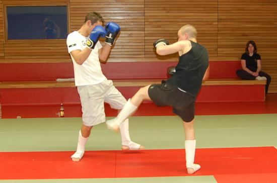 Entrainement de la section Kick-Boxing à Drusenheim avec Miss Espace Rhénan dans les rangs.