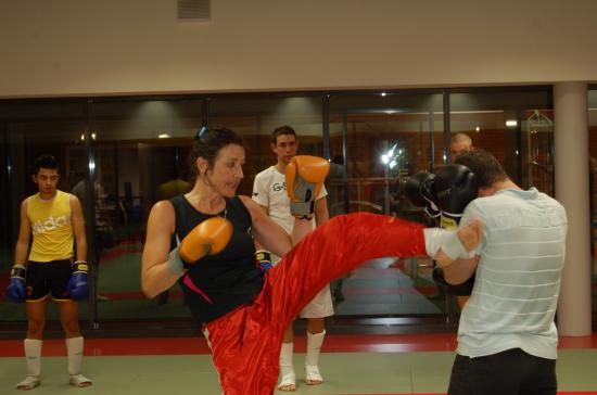 Entrainement de la section Kick-Boxing à Drusenheim avec Miss Espace Rhénan dans les rangs.