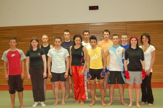 Entrainement de la section Kick-Boxing à Drusenheim avec Miss Espace Rhénan dans les rangs.